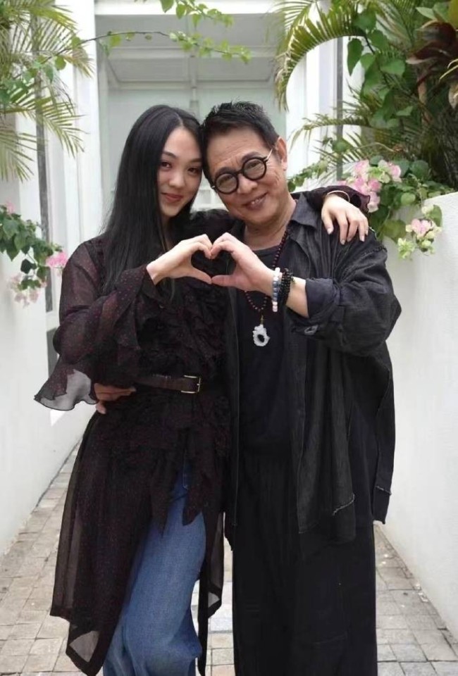 李连杰女儿晒出父女合影 称将改造老爸造型