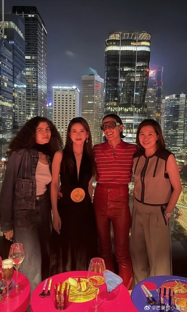 章泽天现身香港逛展 深V黑裙礼服配金腰带优雅大气