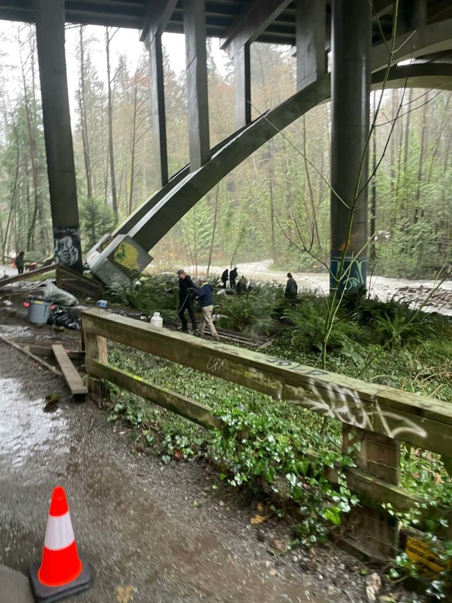 《最后的生还者》第三季片场照曝光:Lev光头造型亮相