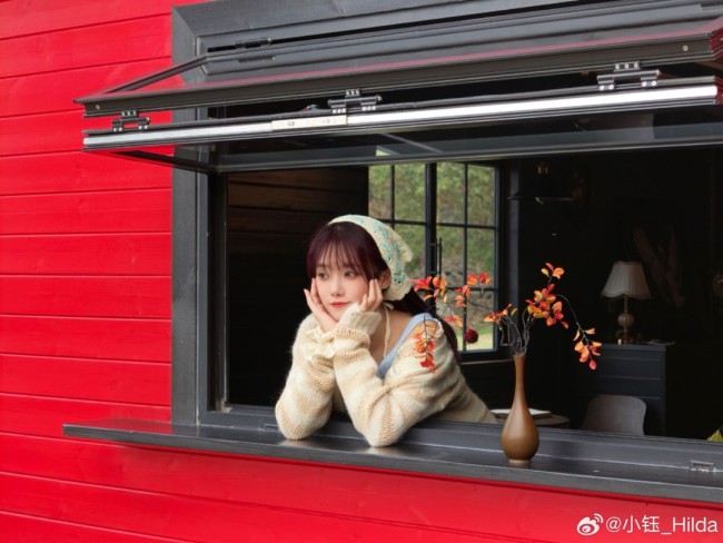 LPL女主持小钰晒春游照：分手阴霾退散 心情大好！