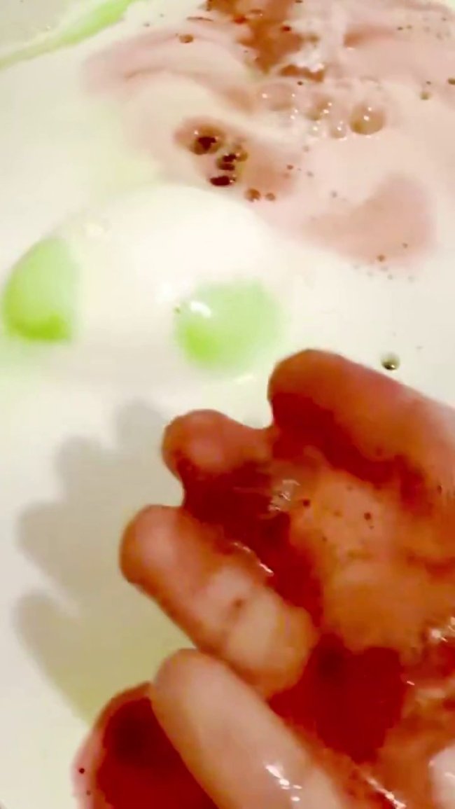 耀西联名泡澡球走红网络 粉丝直言看着像血水很恶心