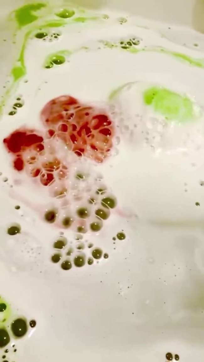 耀西联名泡澡球走红网络 粉丝直言看着像血水很恶心