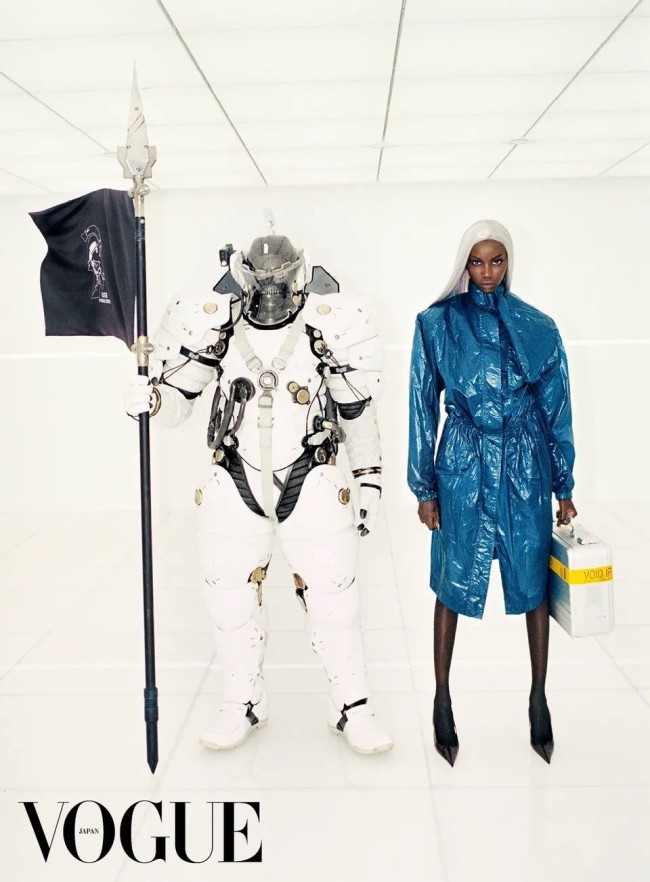 小岛秀夫与黑人女超模合影 两人亲密互动！