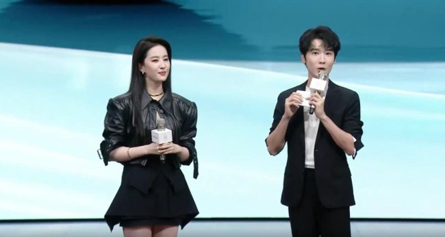 华为宣布刘亦菲成智界代言人：一袭鎏金深V礼裙太优雅