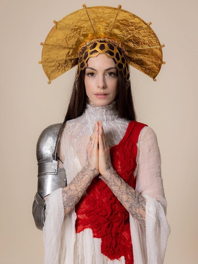 安妮海瑟薇新片《圣母玛利亚》造型曝光 太火辣了！