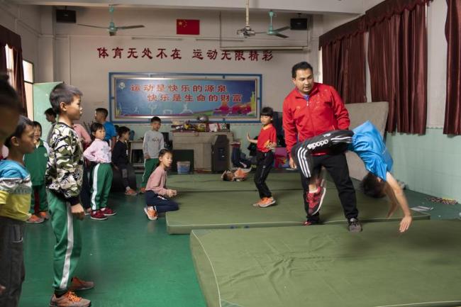 广州共6人入选历届全国道德模范花都区七星小学体育老师赖宣治获评