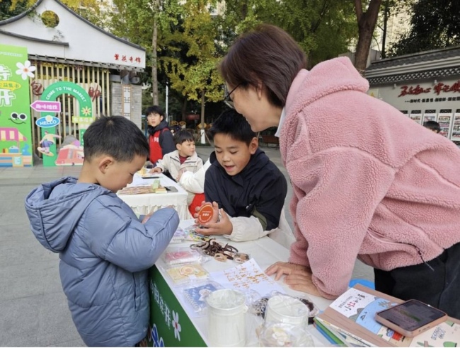 可回收闲置换成种子和书籍 成都这个公益集市让孩子们参与善举