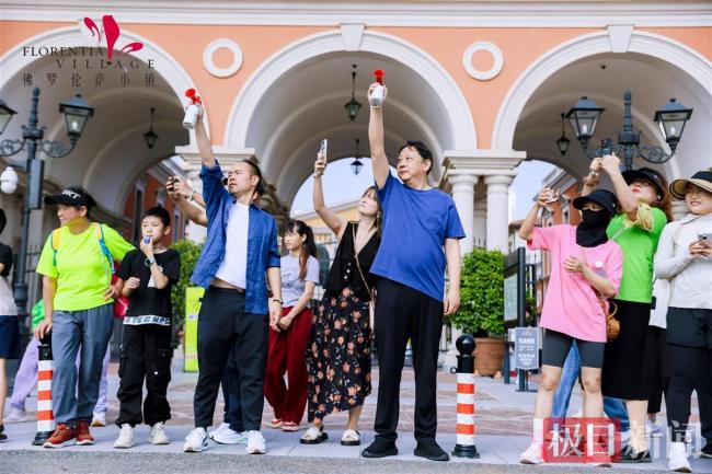 以跑为笔，以爱为墨：武汉佛罗伦萨小镇亲子公益跑开启五一欢乐假期