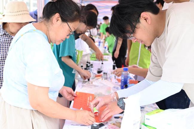 这些志愿者的故事令人动容！20余家企业捐赠近30万元物资支持“爱心托管班”