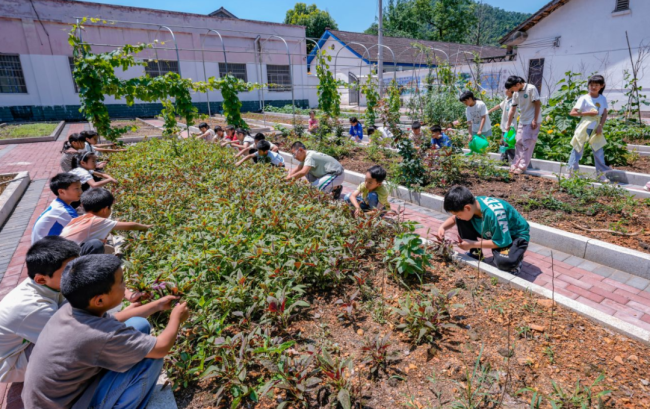 从爱心书屋到手工课堂，跃莱公益团队为羊楼洞小学送去“六一”特别礼物