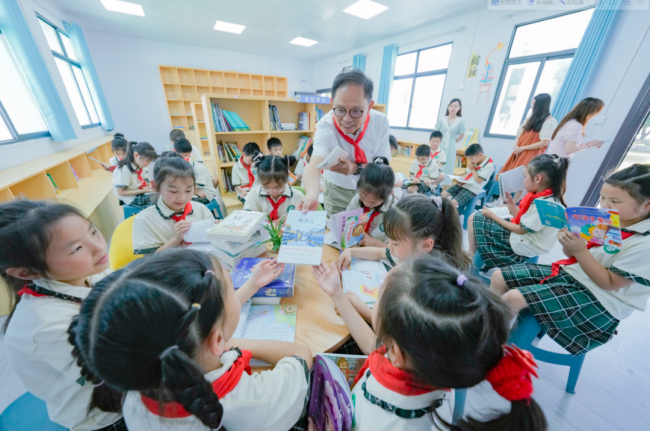 从爱心书屋到手工课堂，跃莱公益团队为羊楼洞小学送去“六一”特别礼物