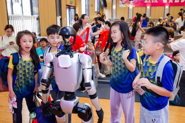 机器人助阵 银泰百货公益夏令营守护孩子快乐暑假