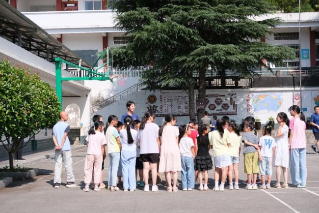支教课堂来了排球冠军，女排精神种进乡村校园