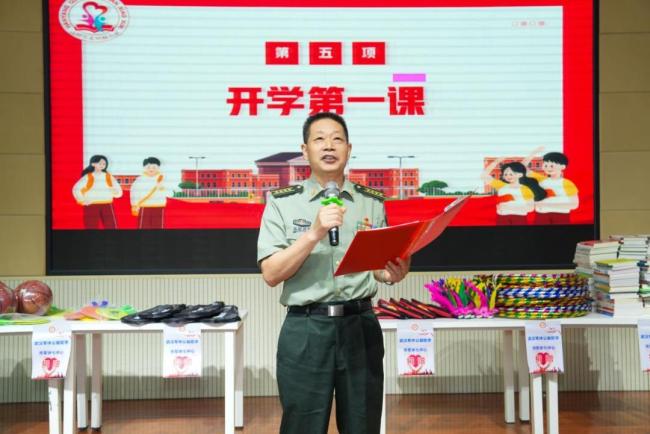 开学第一课：公益助学递温暖，红色课堂润童心
