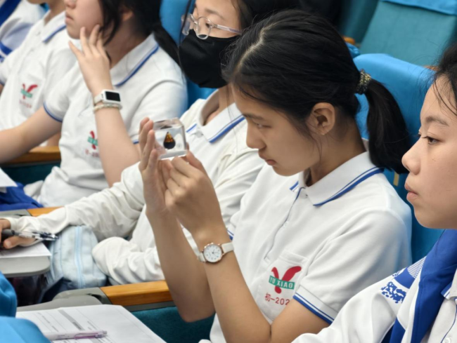 院士点燃科学星火，为育英学子开启“探秘石油”之旅