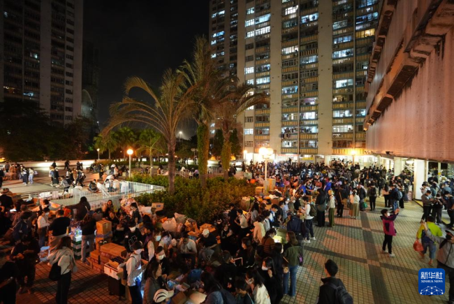 特写:香港大埔火灾救援中的爱心接力