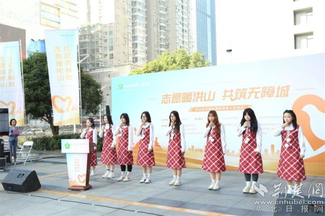 指尖“绘彩虹”，洪山助残市集开张啦