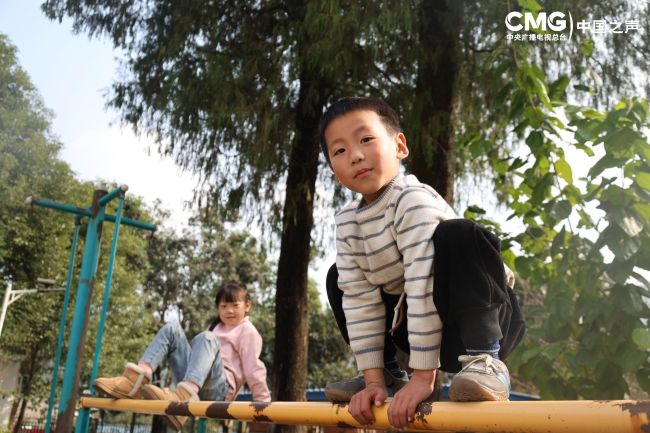 时光里丨他在“走红”村小 焐热留守儿童孤独的心