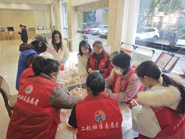 黄冈市政协委员联合爱心企业为老人送温暖