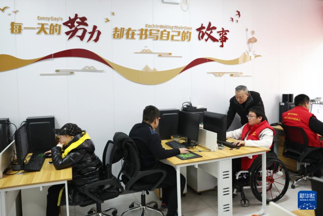 甘肃首批残疾人AI训练师持证就业