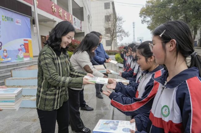 在春天播种希望！跃莱爱心书屋为孩子们点亮阅读梦想