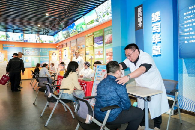 “健康中国职工先行——致敬劳动者 慢病防治健康行”走进丰台区政务服务中心公益活动圆满举行