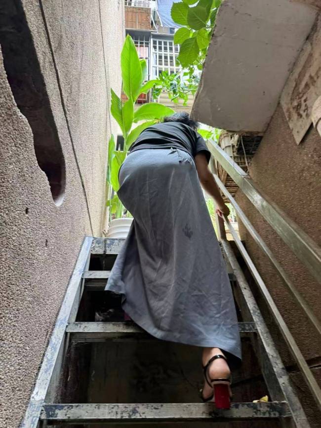 陡峭而狭窄的楼梯,颜红秀每天都要上下很多次。