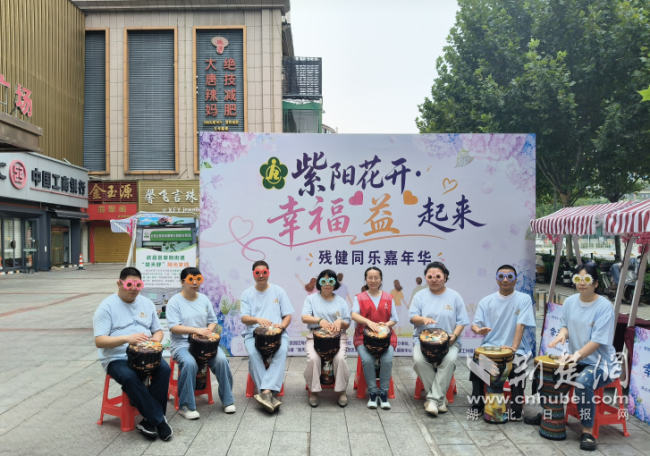 阳光家园学员表演非洲鼓节目。通讯员供图
