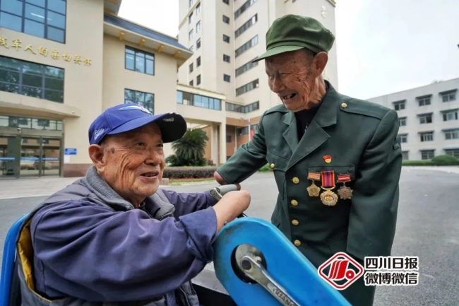 破防了!两位抗美援朝断臂老兵重逢,“无法握手,我们就碰碰肘吧”