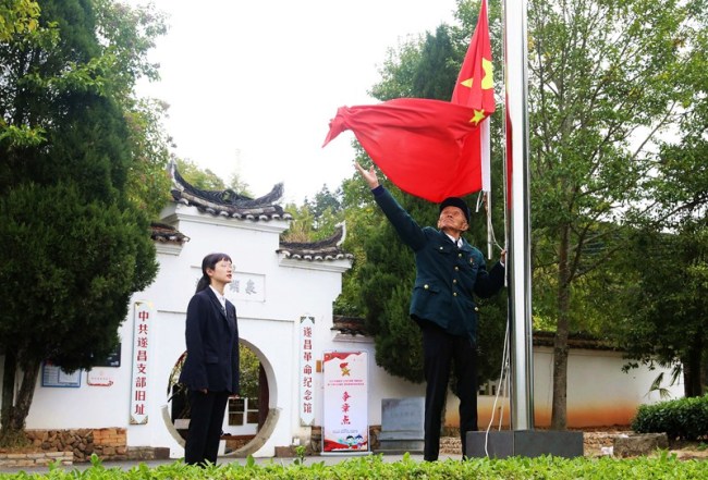 89岁升旗手正式退休：一个人的升旗仪式坚持20年