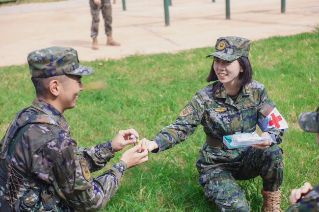 吕朝丽给战士拿药