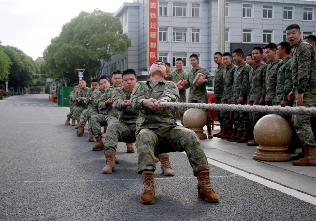 欢乐“五一”来拔河，激发官兵战斗力