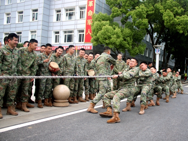 欢乐“五一”来拔河，激发官兵战斗力