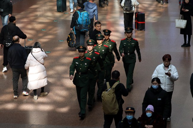 春运迎返程高峰，北京武警坚守岗位全力护航