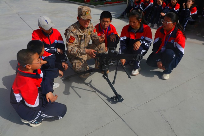新疆霍尔果斯市人武部：国门口岸学子进军营，“零距离”体验别样安全教育