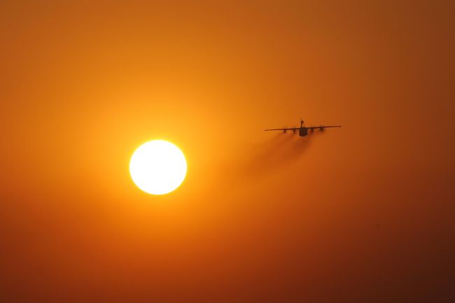 振翅云端战海天 ——海军航空兵某部组织多机型跨昼夜飞行训练