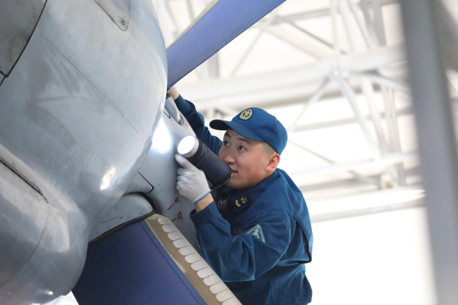 振翅云端战海天 ——海军航空兵某部组织多机型跨昼夜飞行训练