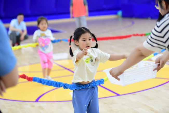 大手牵小手 共筑航天梦