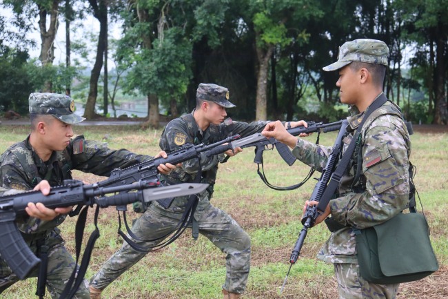 直击！武警官兵训练现场