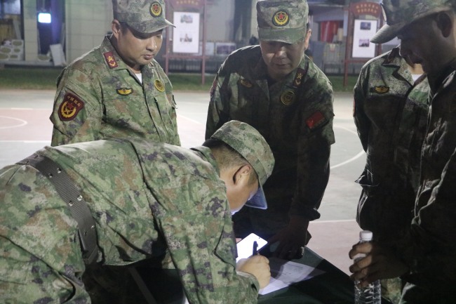 长沙芙蓉区民兵应急连积极备战华容县决堤险情