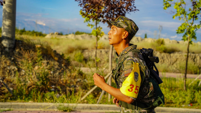 比武人员在五公里武装越野中迎着朝阳拼搏。