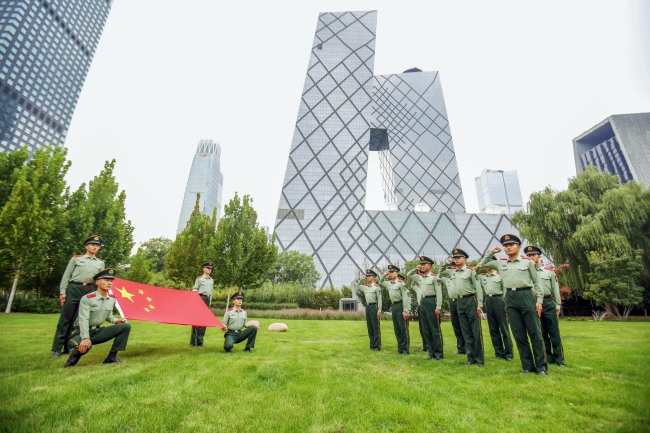 武警官兵创意合影，庆祝新中国75周年华诞