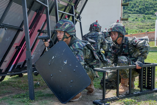 直击武警官兵交通工具反劫持实兵演练