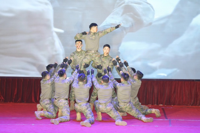 见证拼搏的“闪耀”！——中部战区空军地导某旅举办“紫塞尖兵”主题颁奖晚会