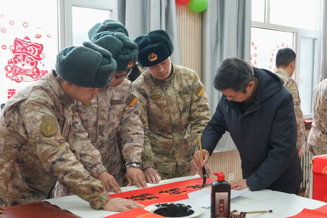 翰墨飘香进军营，新春祝福暖兵心