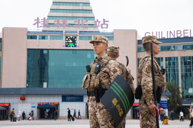 武警官兵坚守执勤一线 守护平安祥和年_国防军事_中华网