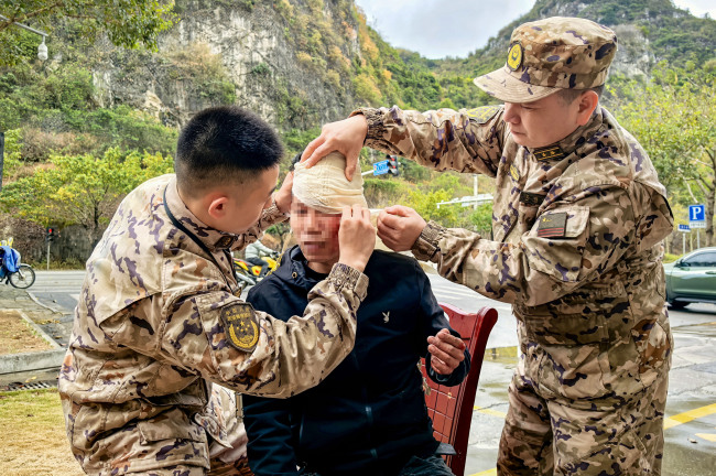 广西柳州：武警官兵 紧急救助受伤群众 传递温暖正能量