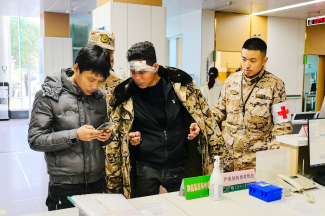 广西柳州：武警官兵 紧急救助受伤群众 传递温暖正能量
