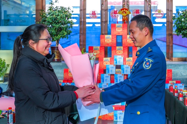 欢迎军嫂来队，献上鲜花