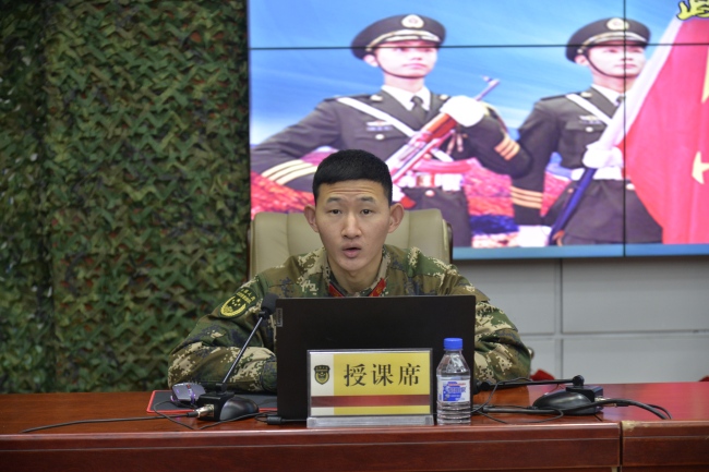 图为姚天宝为单位全体人员授课。